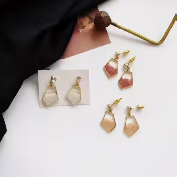 炫染多邊形幾何×吊墜耳環×櫻粉