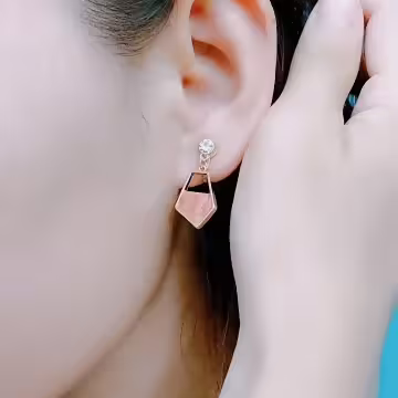 炫染多邊形幾何×吊墜耳環×櫻粉