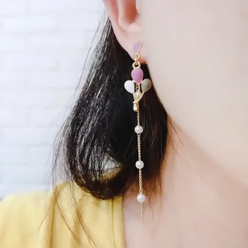 粉紅愛心希臘古幣×不對稱吊墜耳環.avif