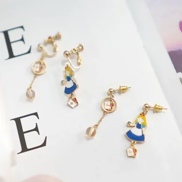 童話愛麗絲與撲克牌×不對稱吊墜耳環.avif