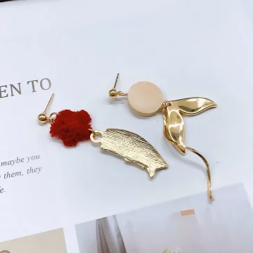 毛線小花紅鯉魚×不對稱吊墜耳環.avif