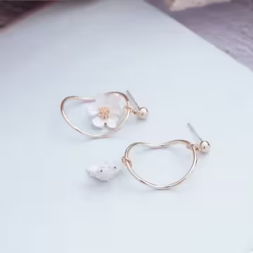 弧型圓環小白花×不對稱吊墜耳環