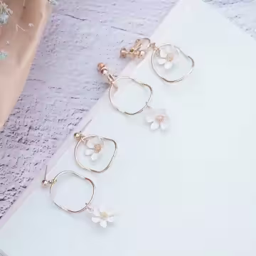 弧型圓環小白花×不對稱吊墜耳環