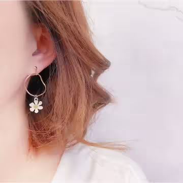 弧型圓環小白花×不對稱吊墜耳環