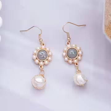 花邊灰晶線繞珍珠×吊墜耳勾