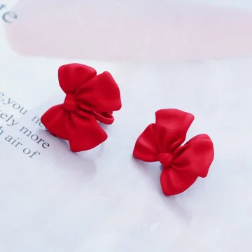 公主紅蝴蝶領結×三角耳夾.avif