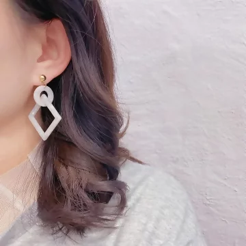 方框圓圈炫白貝紋×吊墜耳環.avif