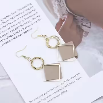 奶茶菱形金屬圓環×吊墜耳勾