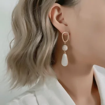 乳白水滴圓石珠珠×吊墜耳環.avif