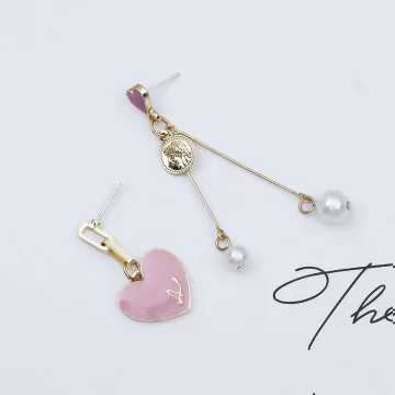 粉紅愛心希臘古幣×不對稱吊墜耳環.avif