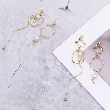 圓弧霧面珍珠×不對稱吊墜耳環