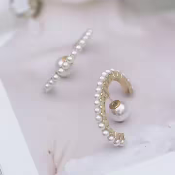 大C字鑲珍珠×後掛式耳環