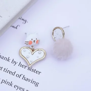 小白貓愛心鑲珍珠毛球×不對稱吊墜耳環.avif