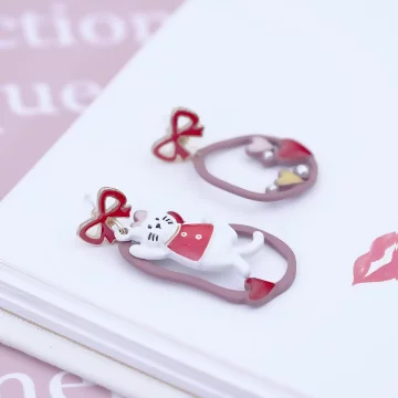 領結愛心小貓×不對稱吊墜耳環.avif