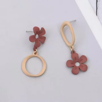 磚紅小花紐結圓環×不對稱吊墜耳環.avif