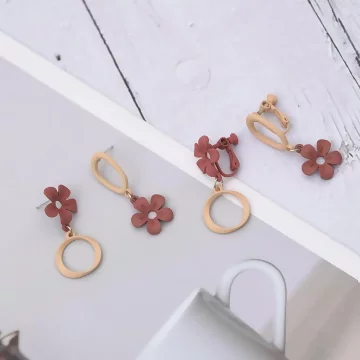 磚紅小花紐結圓環×不對稱吊墜耳環.avif