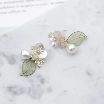 綠葉小白花水滴珍珠×吊墜耳環.avif