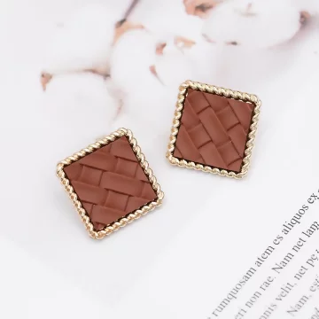 皮革紋咖色菱形×耳環.avif