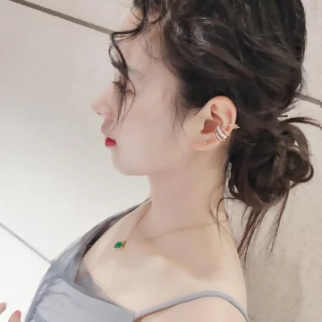 多線條綠晶閃鑽珍珠×U型耳骨夾.avif