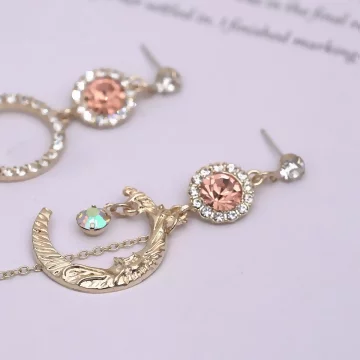華麗宮廷月亮粉晶×不對稱吊墜耳環.avif