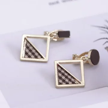 長方圓圈菱型棕咖格紋×不對稱三角耳夾.avif