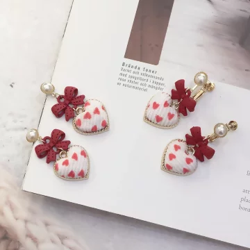 紅結絨布愛心×吊墜耳環.avif