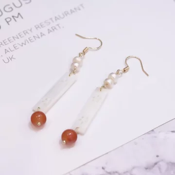 白貝長方條紅瑪瑙×吊墜耳勾.avif