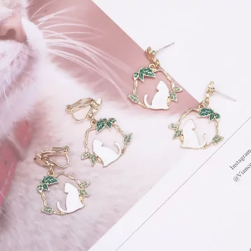 乘涼的白貓×吊墜耳環.avif