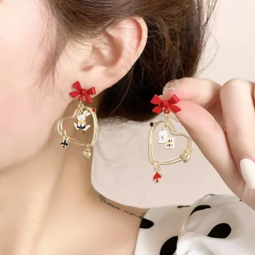 紅領結愛心撲克牌兔子×不對稱吊墜耳環.avif