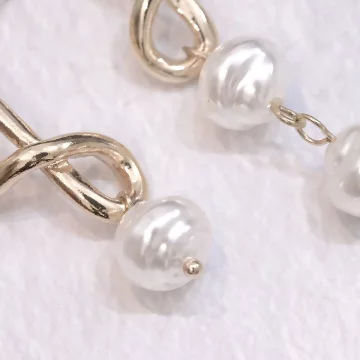 金屬不規則線條珍珠×不對稱吊墜耳環.avif