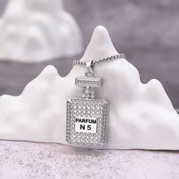 5號香水×中性長項鍊.avif