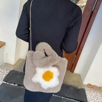 毛絨絨荷包蛋×鍊條斜背包×米駝.avif