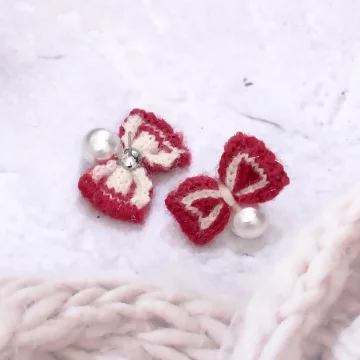 毛線紅蝴蝶結珍珠×吊墜耳環.avif
