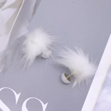 小白毛球珍珠×後掛式耳環.avif