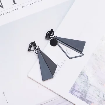 霧霾藍黑木頭三角×不對稱三角耳夾.avif