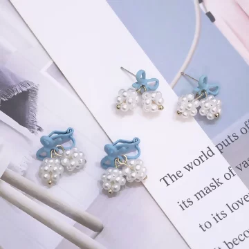 藍色蝴蝶結珍珠球&times;三角耳夾.avif