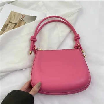 簡約硬殼馬鞍包×肩背包×玫紅色.avif