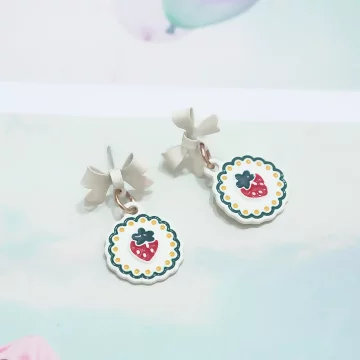 白奶油小紅莓×不對稱吊墜耳環.avif