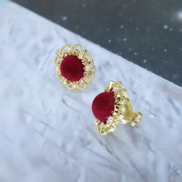 紅絲絨小珍珠×三角耳夾.avif