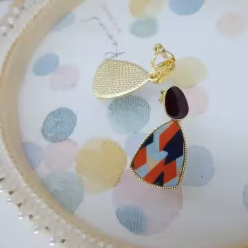 酒紅三角幾何紋×三角耳夾