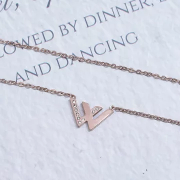 316鋼飾×經典W字母×鎖骨項鍊×玫瑰金.avif