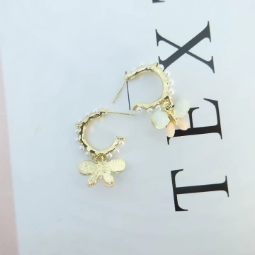 C字珍珠蝴蝶×耳環 .avif