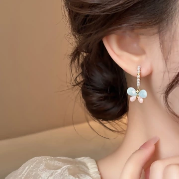 C字珍珠蝴蝶×耳環 .avif