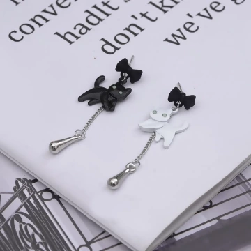 黑白雙貓×不對稱吊墜耳環 .avif