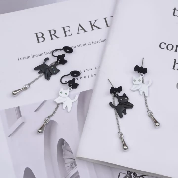 黑白雙貓×不對稱吊墜耳環 .avif