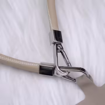 單色簡約皮革×手機斜背雙勾掛繩×奶咖