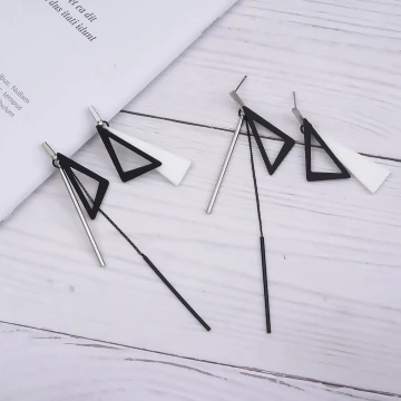 超長三角型不規則長桿×不對稱吊墜耳環 .avif