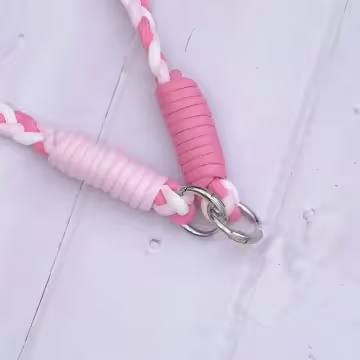 撞色麻花辮×手機斜背雙勾掛繩×白粉