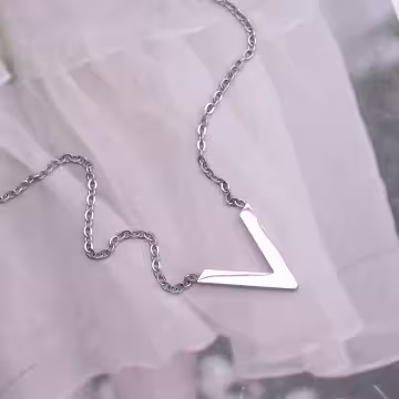 316鋼飾×雅緻V字母×鎖骨項鍊×銀色