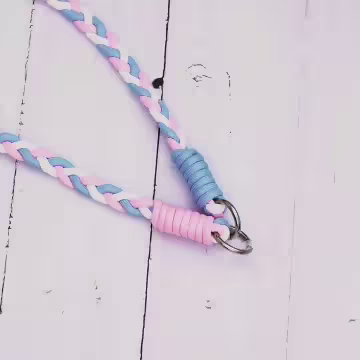 撞色麻花辮×手機斜背雙勾掛繩×藍粉